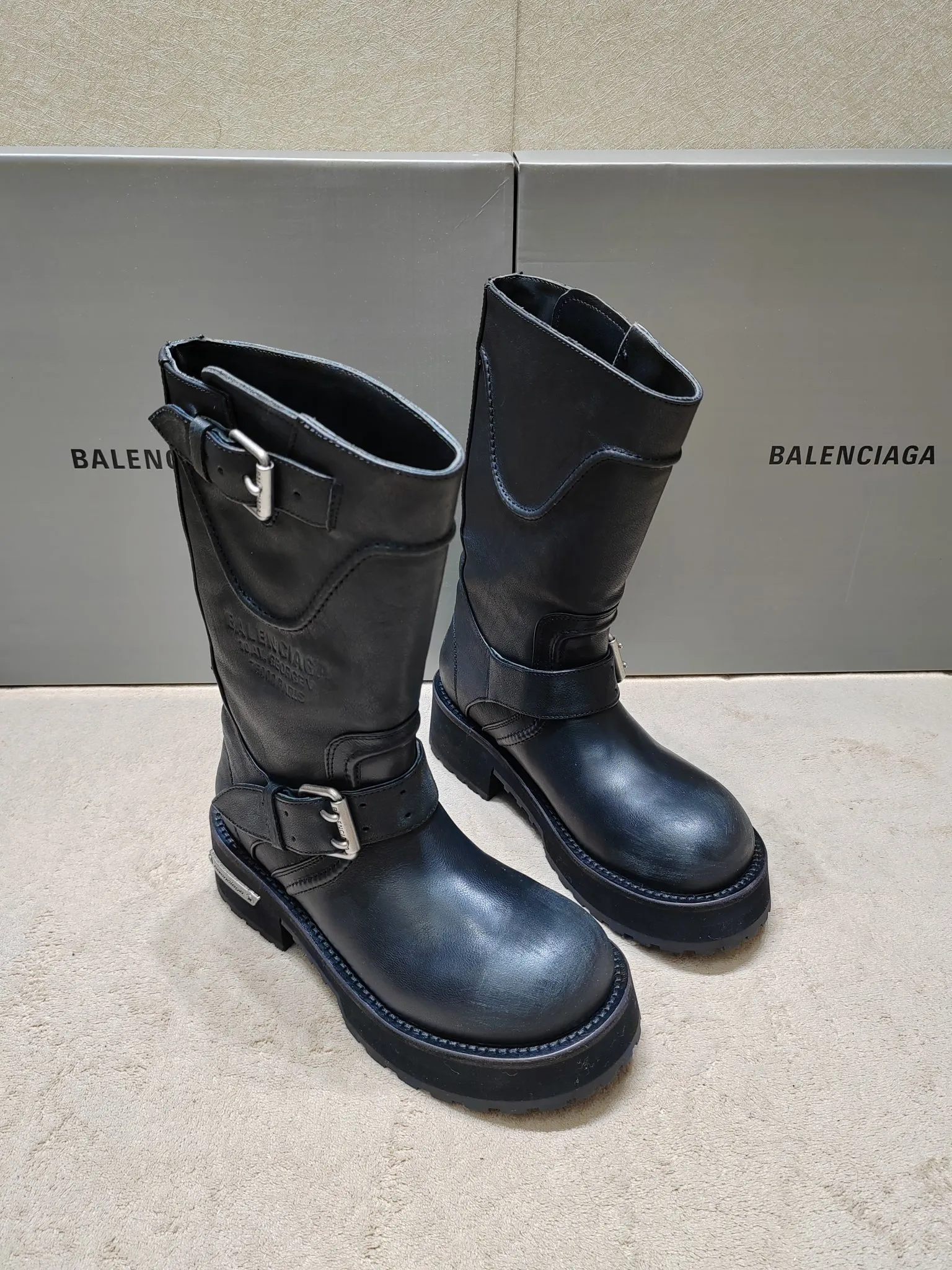 👟👟Ex-factory price 1020👟👟 Balenciaga Balenciaga 25FWVenom Couple Style High Boots Mid-calf boots Please look for the high version. This design is unique with straps and belt elements as highlights. Not only can the boots be firmly attached to the foot, but the tightness can also be adjusted at will. In terms of details, the brand's iconic distressed hardware is used throughout. Cleverly creating a retro wear effect, highlighting individual attitude and matching with thick toothed rubber soles, it not only ensures wearing comfort, but also strengthens the overall sense of fashion and recognition. Venom high boots are undoubtedly a fashion item not to be missed this season. They will add unique charm to fashion lovers' outfits and lead a new round of fashion. Boot height is 270mm. The upper layer of cowhide is distressed. The lining is water-dyed cowhide. Outsole height is 5CM. Original open-molded leather welt combination outsole. Size: 35-40 (custom-made size 40 cannot be returned or exchanged)